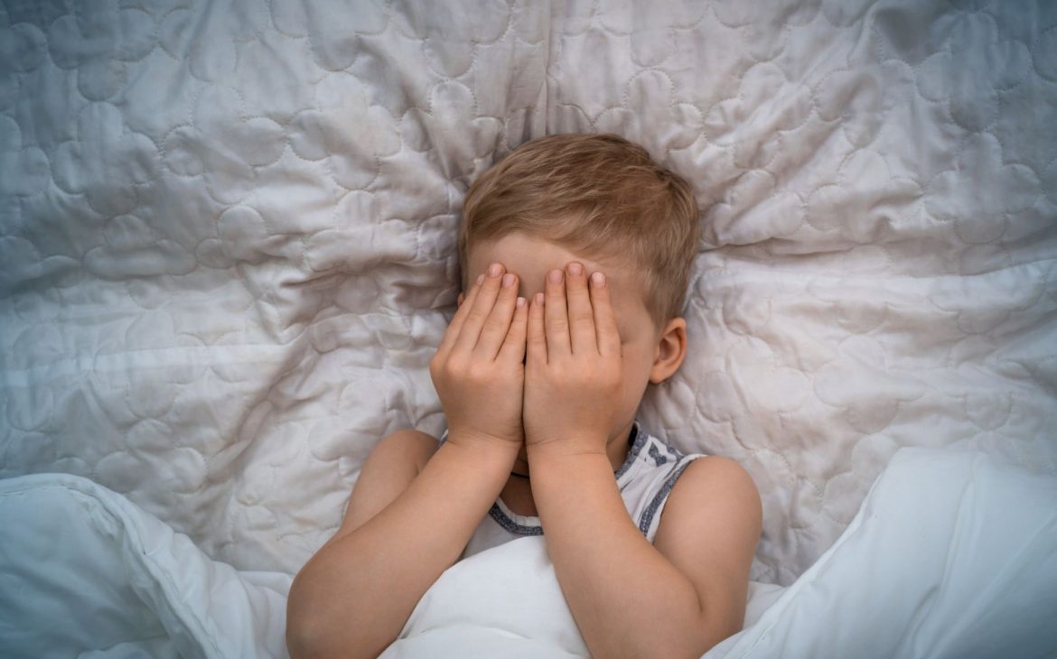 Movimenti involontari durante il sonno: Cause e rimedi